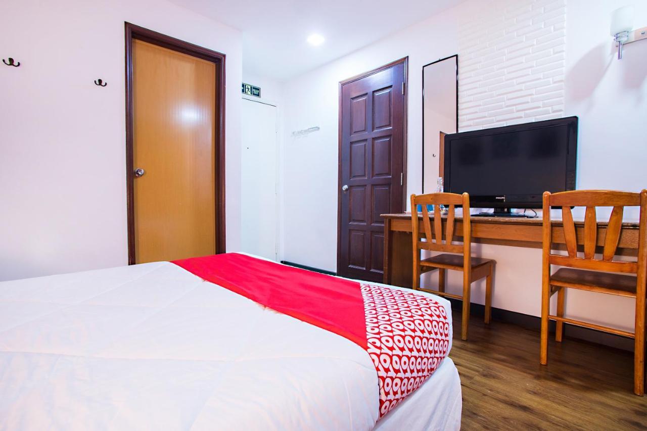 Oyo 43963 T Signature Hotel Petaling Jaya Exterior foto